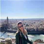 Laureata in giurisprudenza offre lezioni di diritto a studenti della scuola superiore